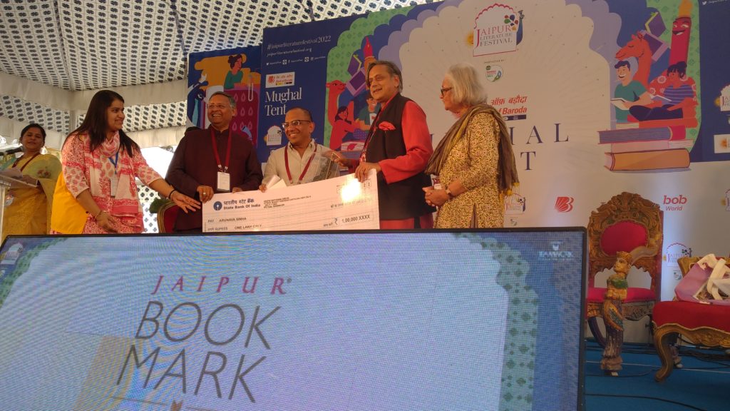 arunava sinha receiving the vani foundation distinguished translator award from shashi tharoor at the jaipur literature festival 2022